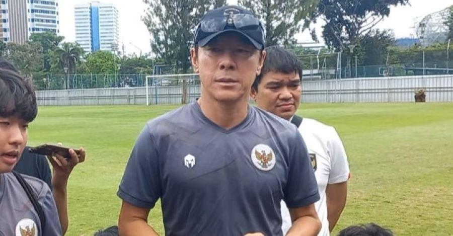 shin-tae-yong-saat-diwawancarai-usai-memimpin-latihan-di-lapangan-a-gbk-2.jpg