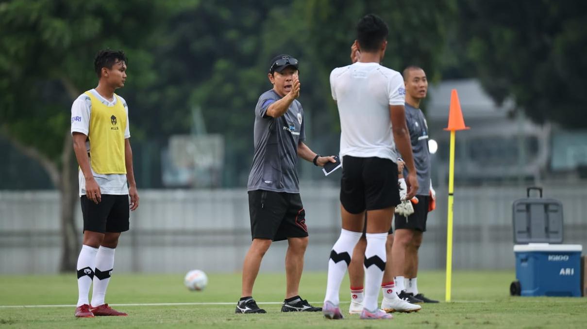 shin-tae-yong-saat-mempin-latihan-timnas-indonesia-untuk-piala-aff-u23-2023.jpg