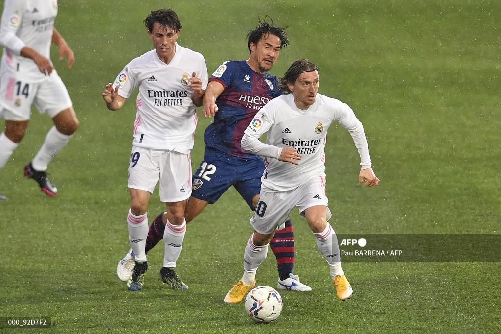 shinji-okazaki-saat-berduel-lawan-luka-modric.jpg
