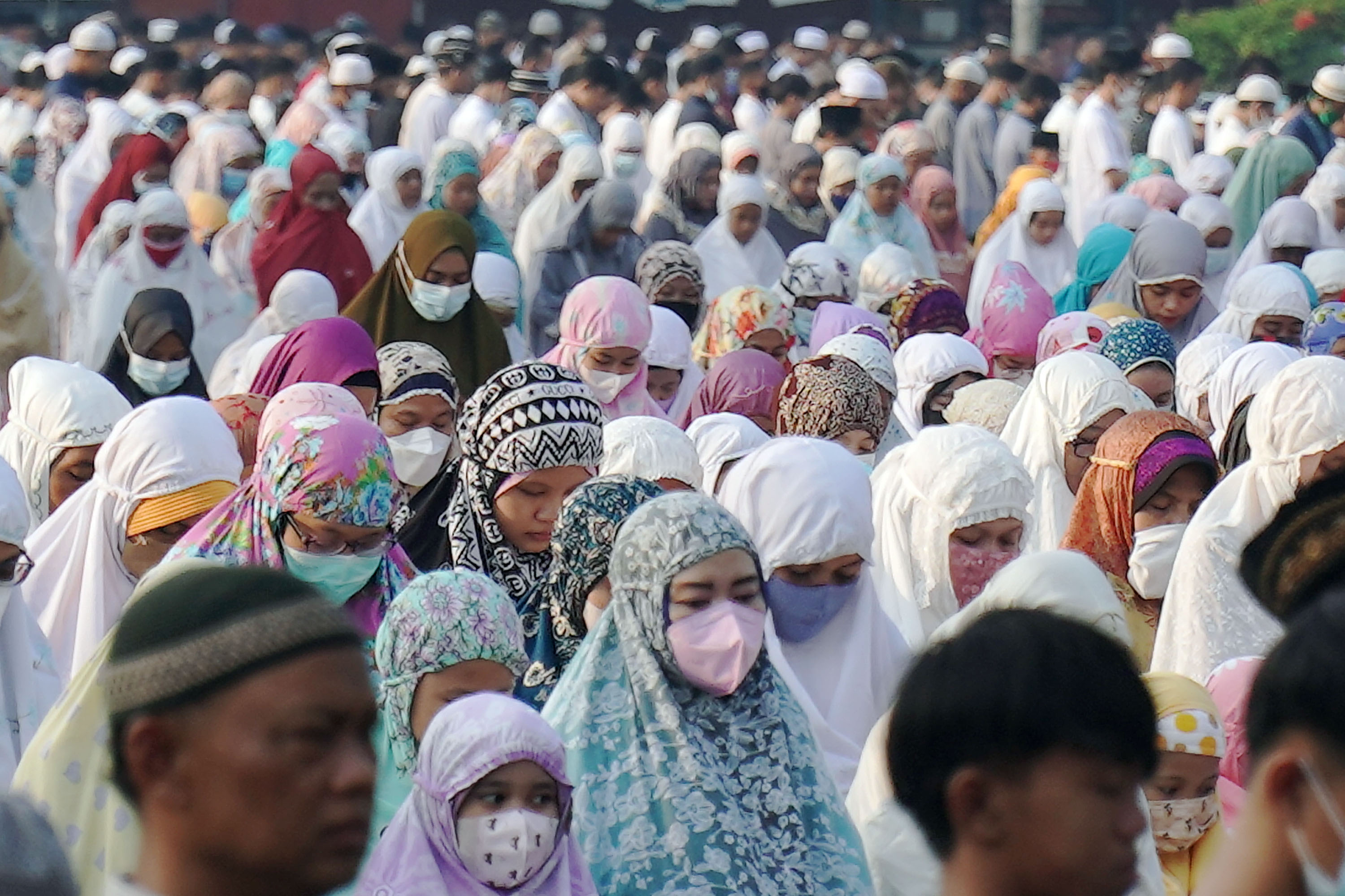 sholat-idul-fitri-di-masjid-raya-al-arif-pasar-senen_20210513_160727.jpg