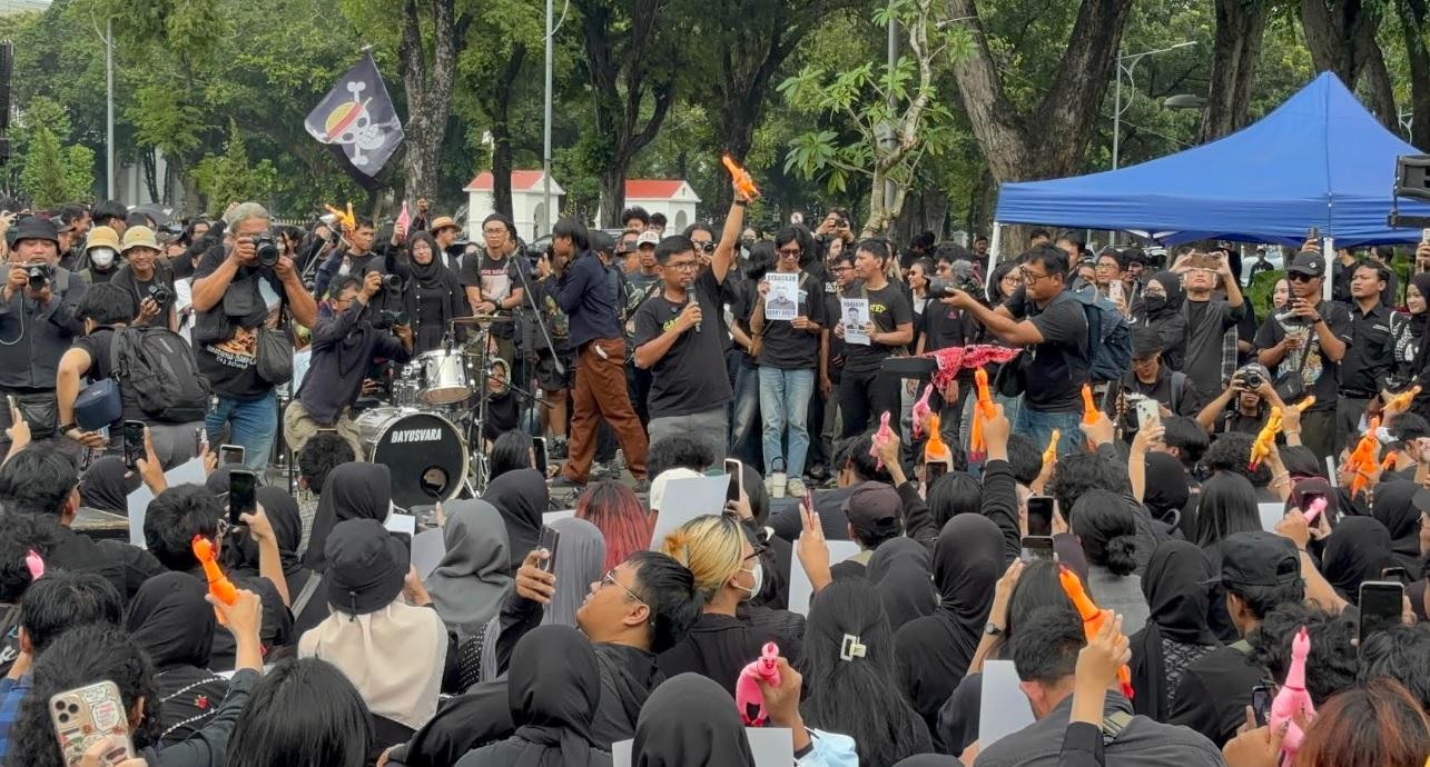 si-Kamisan-dengan-membunyikan-mainan-aya.jpg