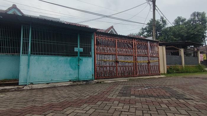 siatuasi-rumah-tempat-satu-keluarga-ditemukan-tewas-di-perumahan-citra-garden-12.jpg