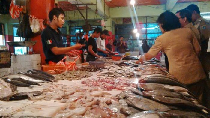 sidak-makanan-berformalin-dinas-kelautan-pertanian_20150617_110832.jpg