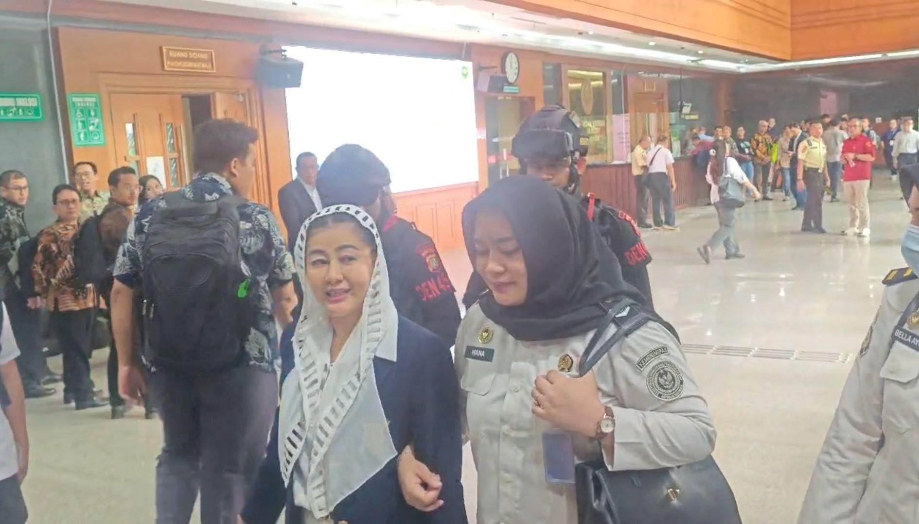 Jelang Sidang PK, Hasnaeni Wanita Emas Tiba di PN Jakpus Dikawal Dua Personel Brimob