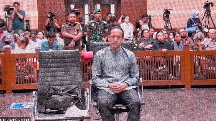 Gestur Nadiem Makarim saat Dakwaan Dibacakan: Duduk Tegak hingga Tangan Menyatu
