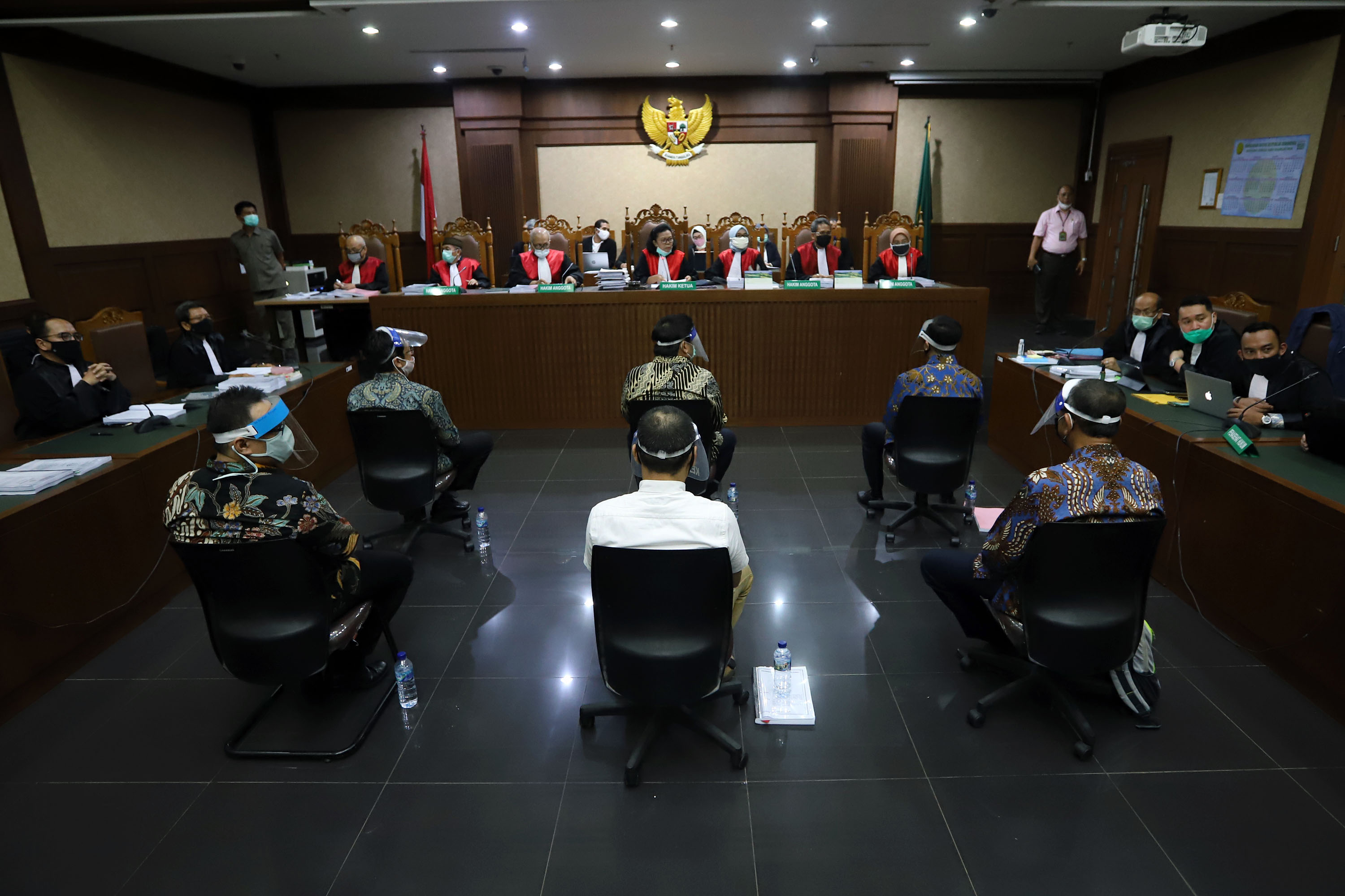 sidang-perdana-kasus-korupsi-jiwasraya-hadirkan-enam-terdakwa_20200603_190958.jpg