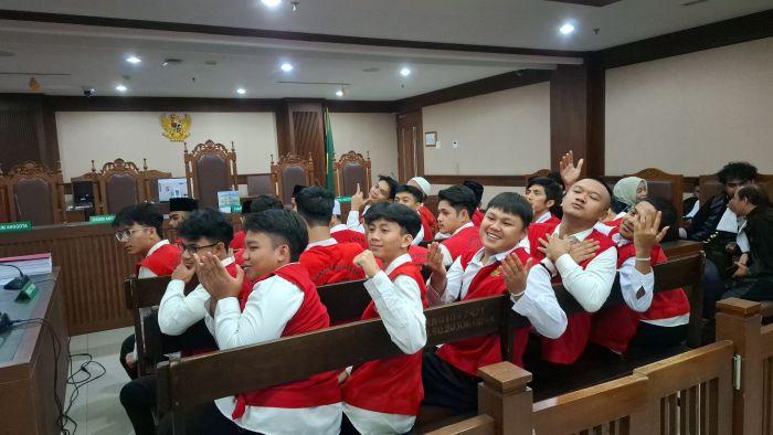 Jelang Sidang Tuntutan, 21 Terdakwa Demo Agustus Foto Bersama dan Tunjukkan Sikap Tenang