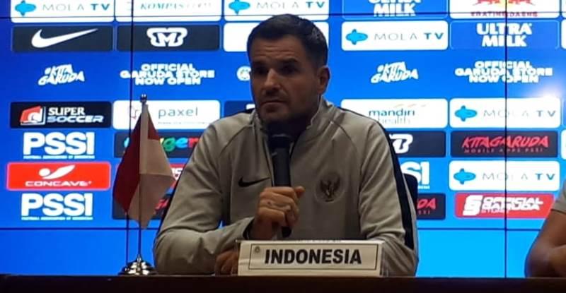 simon-mcmenemy-dalam-konferensi-pers-jelang-laga-kontra-malaysia.jpg