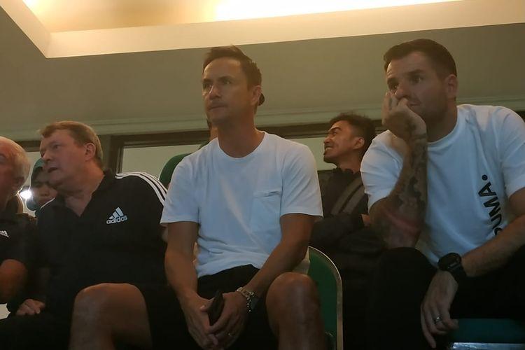 simon-mcmenemy-dan-dennis-wise-tonton-partai-persebaya-vs-persib.jpg