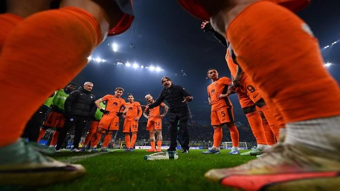 simone-inzaghi-memberikan-instruksi-kepada-para-pemainnya.jpg