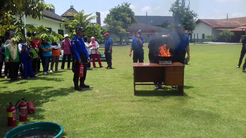simulasi-kebakaran-ibu-ibu-rumah-tangga_20160919_182003.jpg