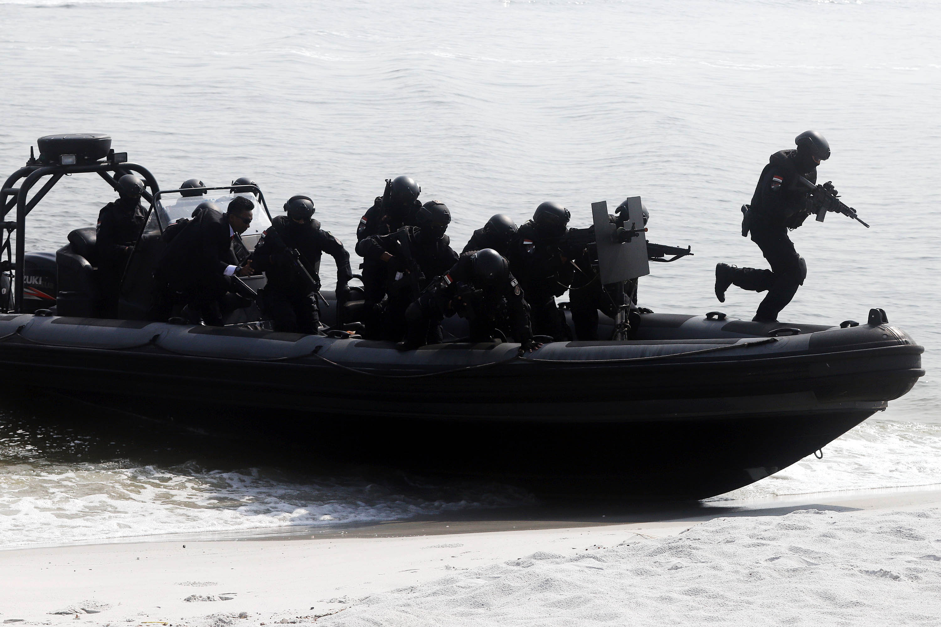 simulasi-penanggulangan-terorisme-satgultor-tni_20190409_201111.jpg