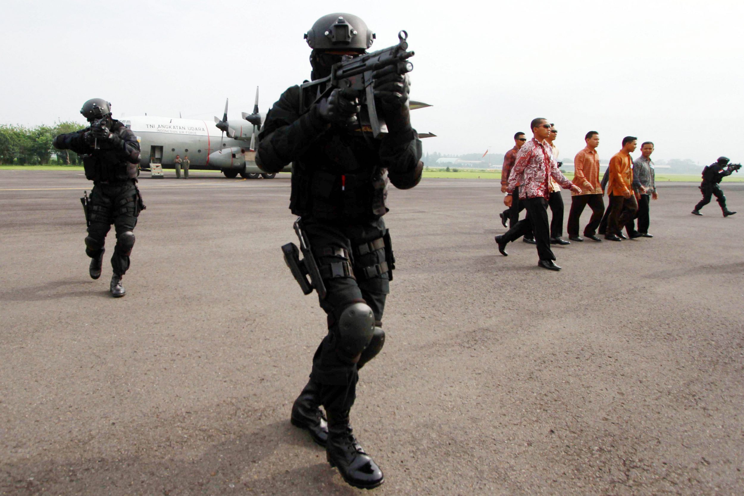 simulasi-personel-satuan-bravo-90-anti-teror-paskhas-tni-au_20141128_134035.jpg