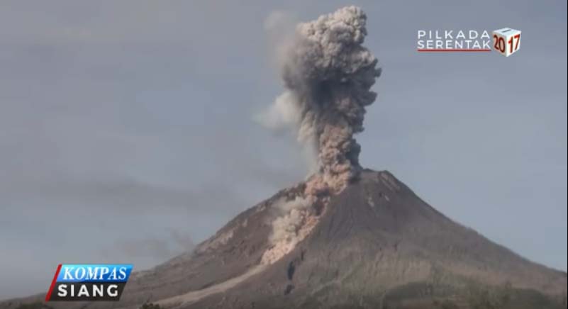 sinabung-erupsi-muncul-1000-gempa-tektonik-dangkal_20170117_174223.jpg