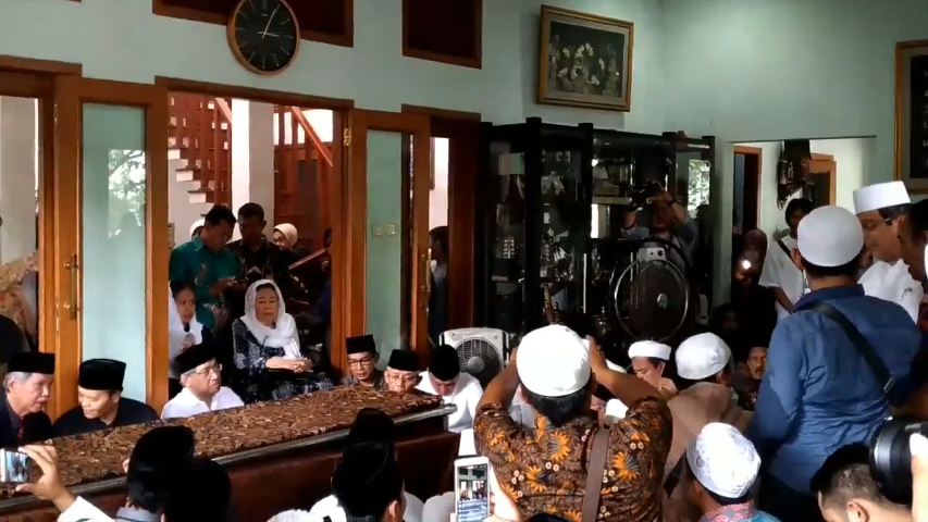 sinta-nuriyah-wahid-ikuti-tahlilan-di-rumah-kh-hasyim-muzadi_20170316_185931.jpg