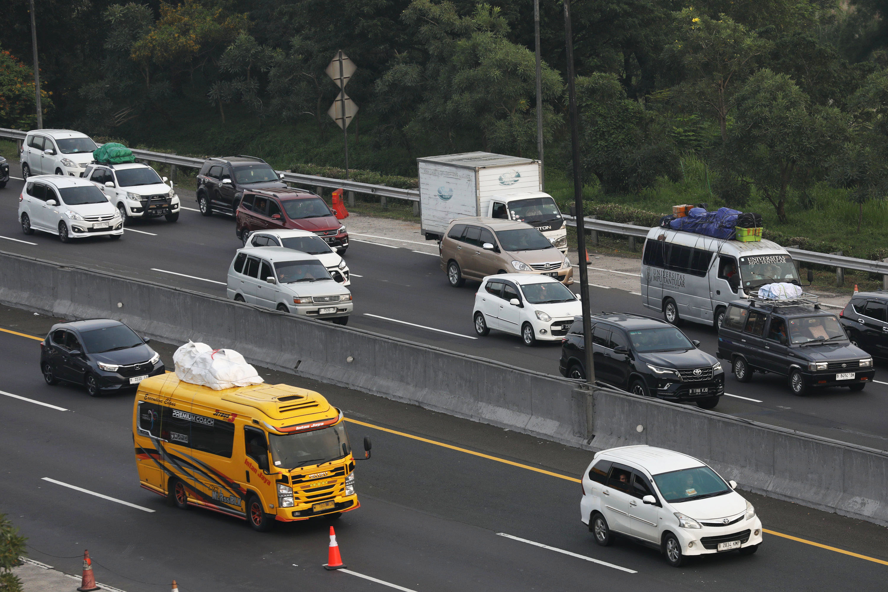 sistem-one-way-di-gerbang-tol-cikampek-utama_20240406_132229.jpg