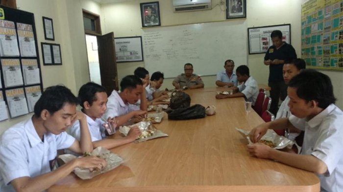 siswa-makan-bersama_20180925_160342.jpg