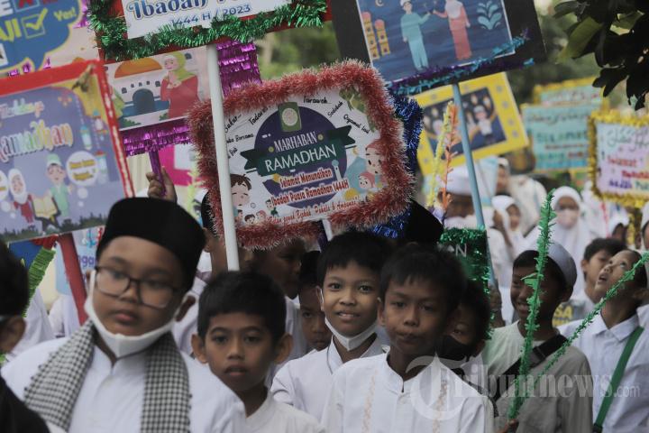 SAMBUT PUASA - Siswa SD 06 Cipinang Muara Jakarta Timur mengikuti pawai tarhib Ramadan berkeliling kampung, Selasa (21/3/2023).