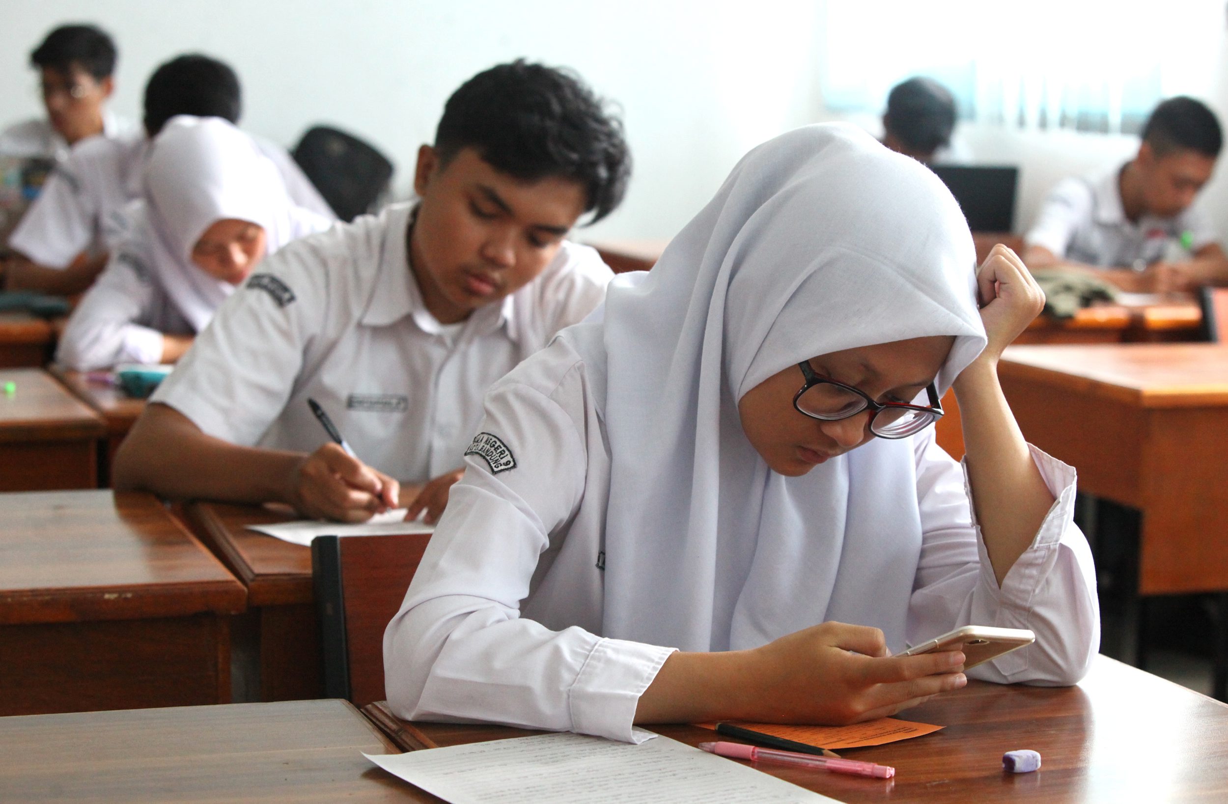siswa-sman-9-bandung-ujian-usbn-dengan-teknologi-smart-router_20190319_130503.jpg