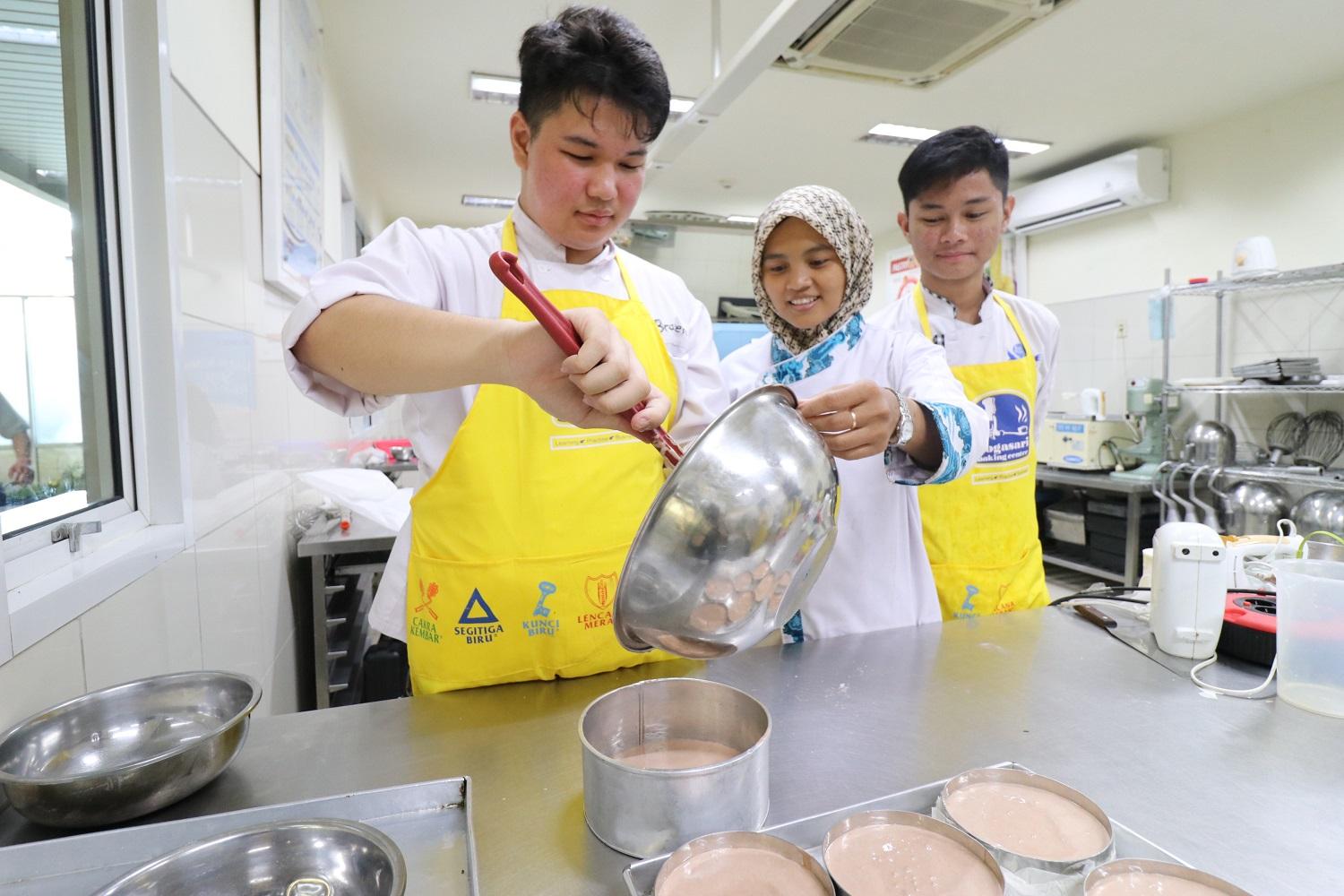 siswa-smk-yang-mengikuti-program-vokasi-bogasari-2019-mengikuti-praktik-kerja-di-ukm.jpg