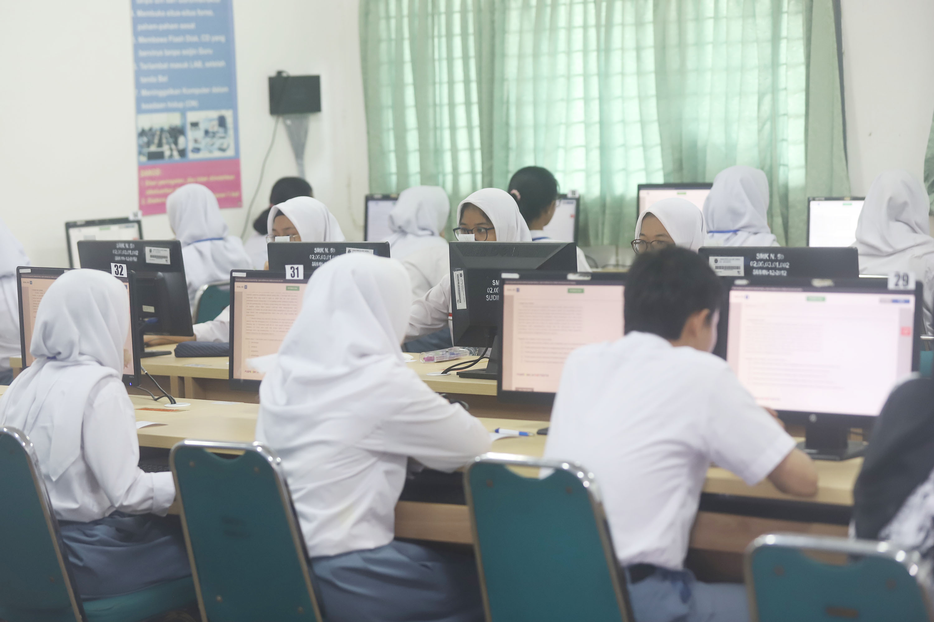 siswa-smkn-50-jakarta-jalani-unbk_20190325_203046.jpg