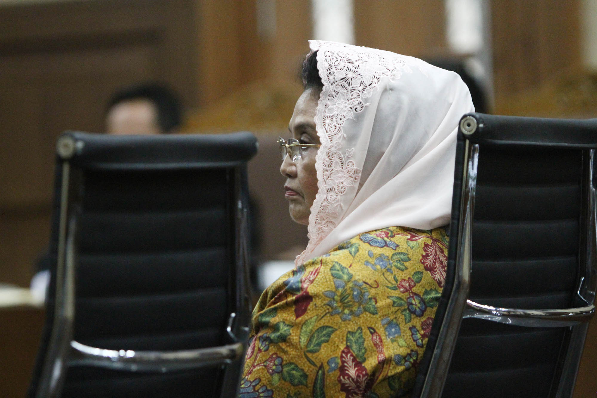 siti-fadilah-supari-jalani-sidang-perdana_20170206_180554.jpg