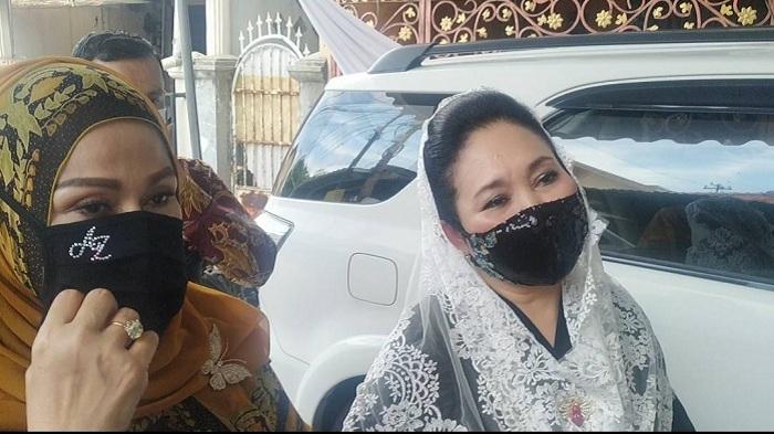 siti-hediati-haryadi-alias-titiek-soeharto-dan-camelia-malik-menghadiri-acara-resepsi-pernikahan.jpg