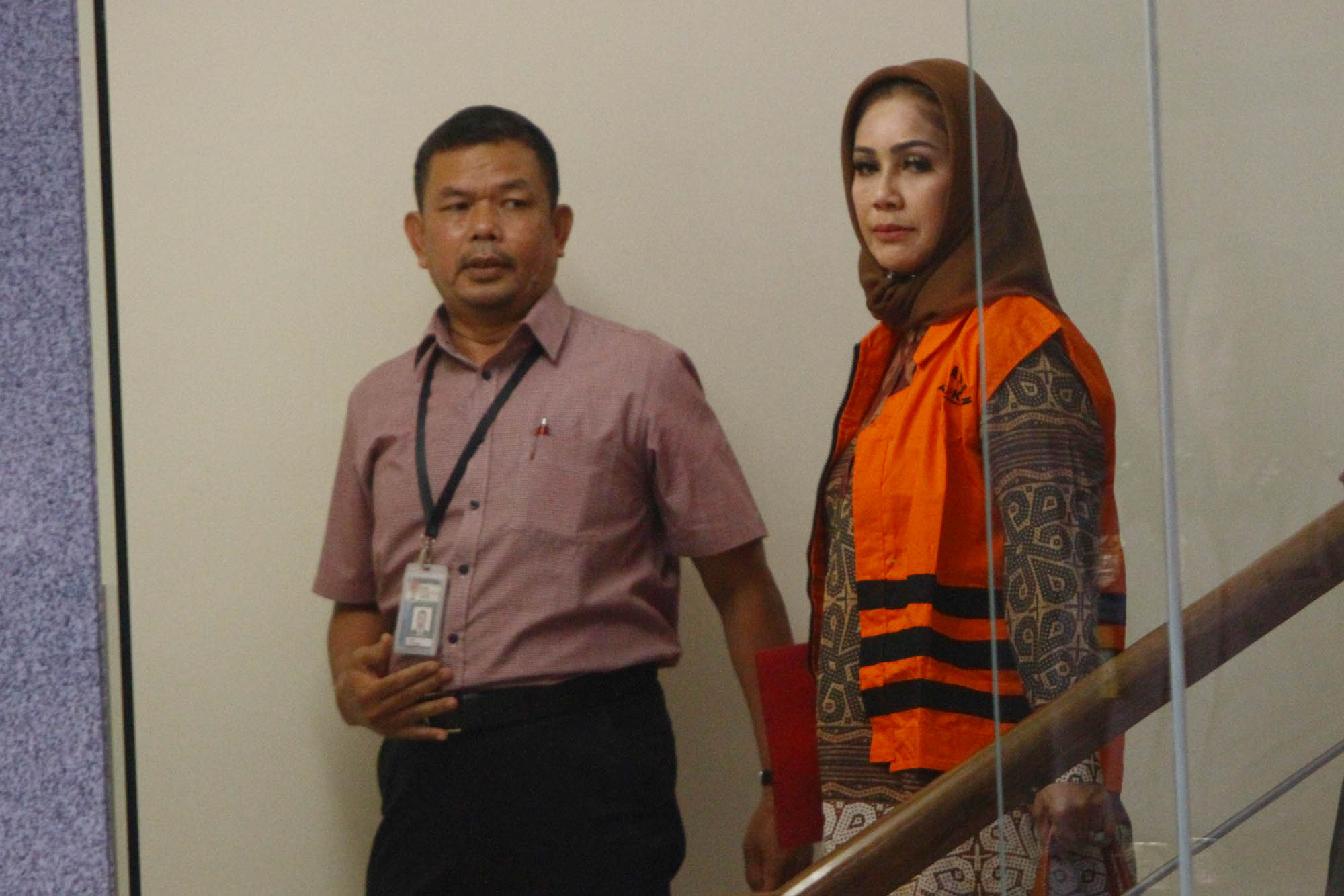 siti-masitha-ditahan-kpk_20170830_203131.jpg