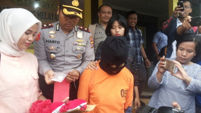 siti-sopiah-27-kini-harus-mendekam-di-jeruji-besi-sel-polsek-tanjungkarang-barat_20170503_171756.jpg