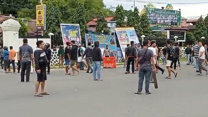 situasi-di-depan-kantor-polresta-sorong-kota-usai-bentrok-anggota-tni-al-dan-personel-brimob.jpg