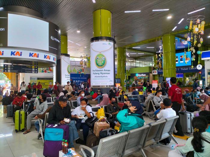 situasi-stasiun-gambir-jakarta-h-7-lebaran-123.jpg