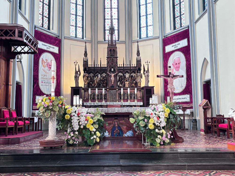 Gereja Katedral Jakarta Berduka, Potret Paus Fransiskus dan Bunga Menghiasi Altar