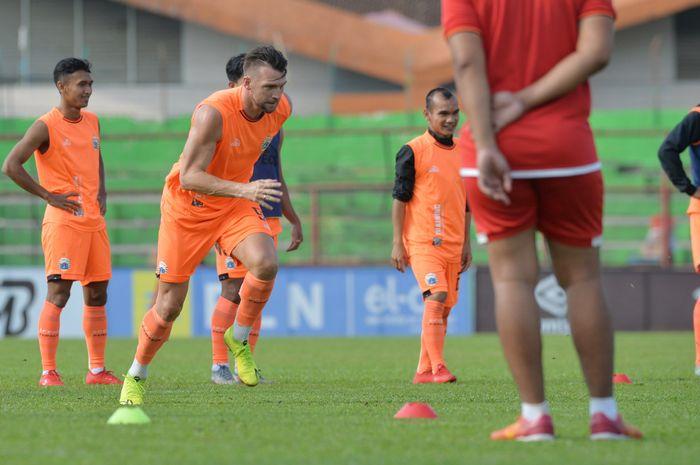 skuad-persija-jakarta-menjalani-official-training-di-stadion-andi-mattalatta-makasar.jpg