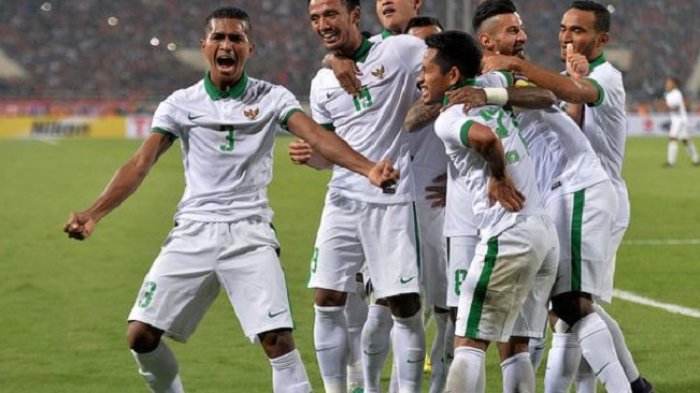 skuad-timnas-indonesia-merayakan-gol-stefano-lilipaly_20161208_005659.jpg