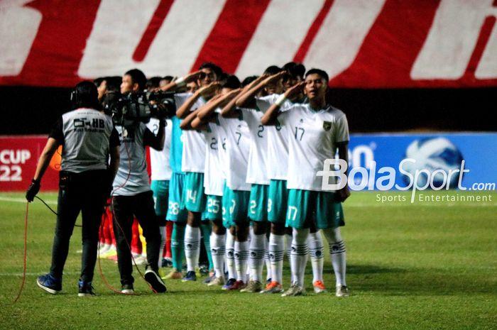 skuad-timnas-u-17-indonesia-saat-menyanyikan-lagu-kebangsaan.jpg