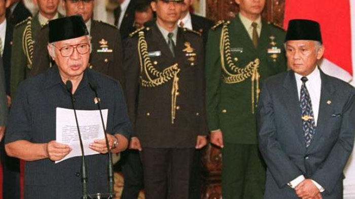 soeharto-mundur_20160521_084107.jpg
