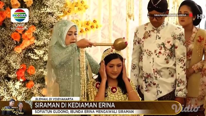 sofiatun-gudono-menyiramkan-air-7-sumber-kepada-erina-gudono-dalam-prosesi-siraman.jpg