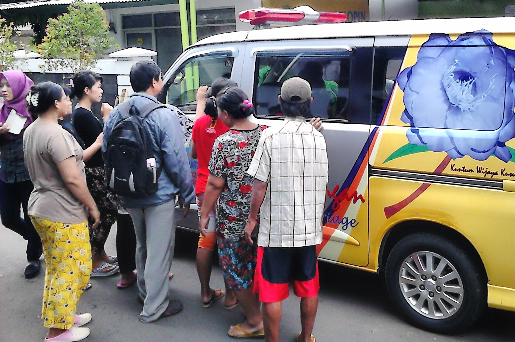 sohibi-korban-metromini-maut_20151207_120847.jpg