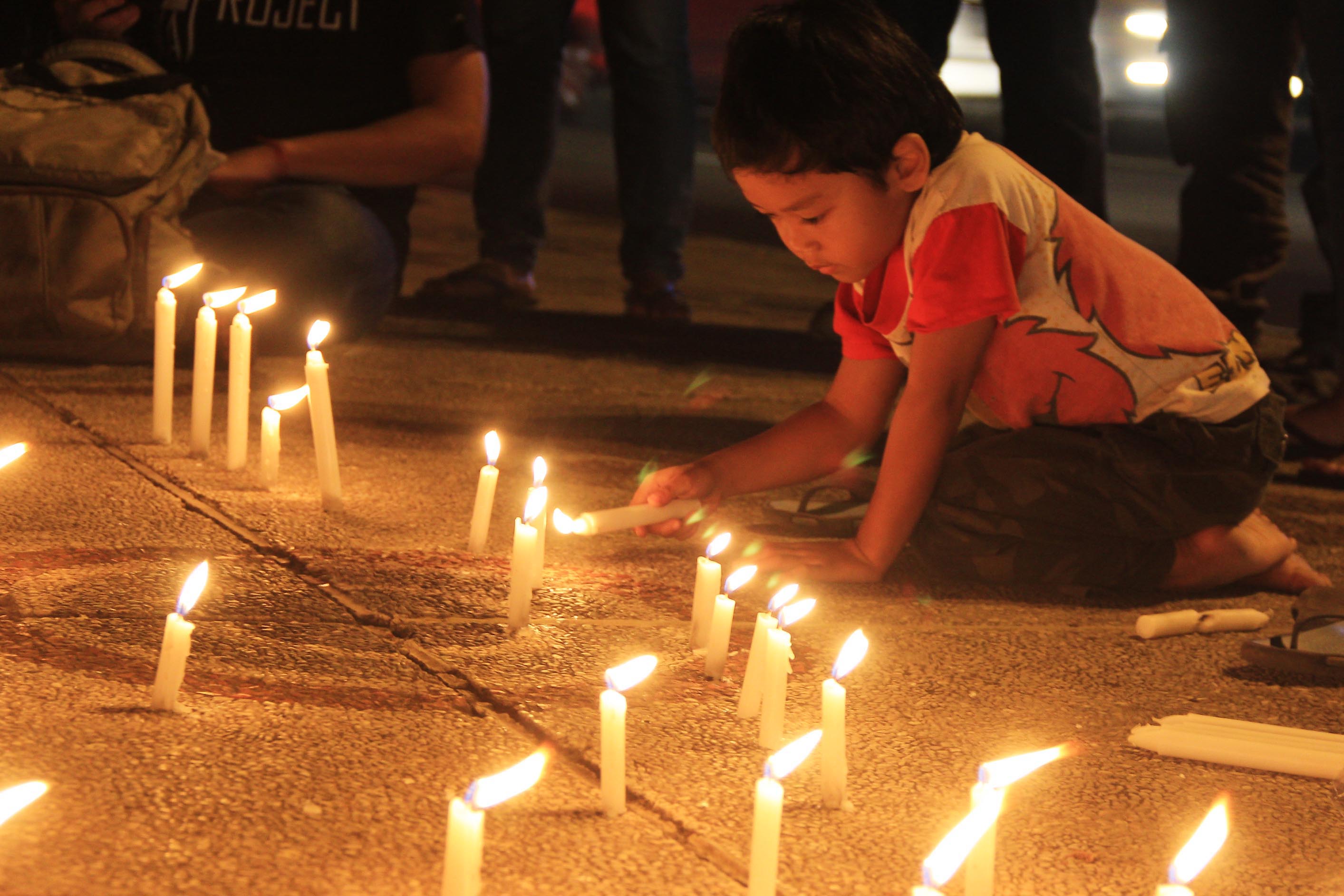 solidaritas-tragedi-bom-sarinah-di-bandung_20160116_173247.jpg