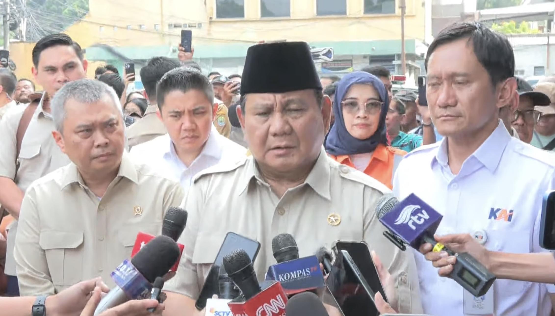 INVESTIGASI TOTAL KECELAKAAN KA - Presiden Prabowo Subianto usai menjenguk para korban kecelakaan kereta yang tengah menjalani perawatan di RSUD Bekasi, Kamis (28/4/2026). Prabowo memerintahkan investigasi total terkait kecelakaan maut yang melibatkan KA Argo Bromo dengan KRL Commuter Line di Bekasi, Jawa Barat.
