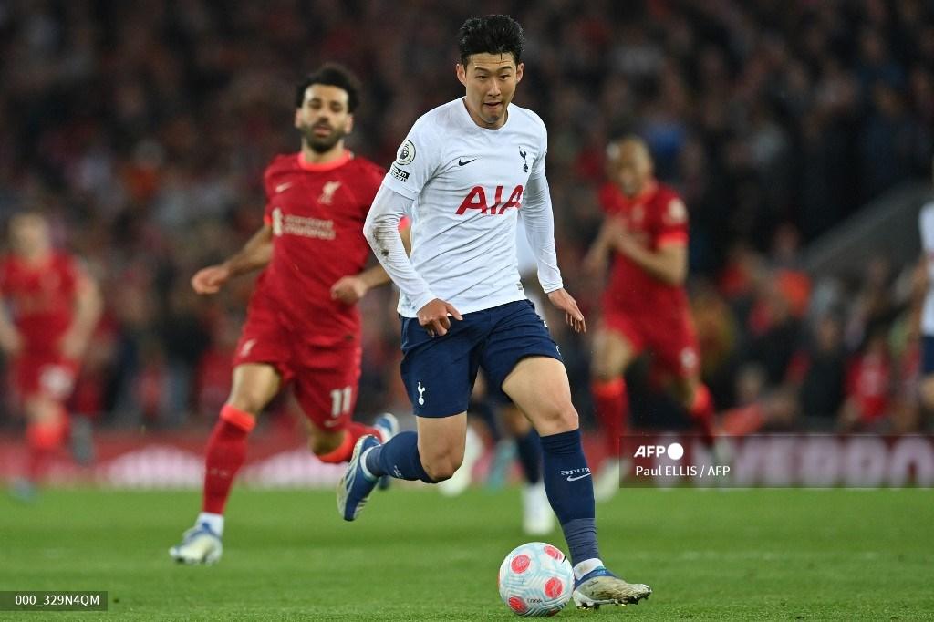 son-heung-min-berlari-dengan-bola-selama-laga.jpg