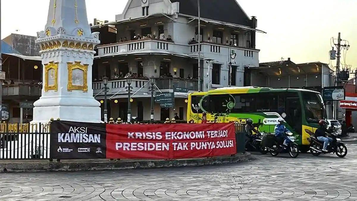 AKSI KAMISAN JOGYA - Puluhan massa kembali menggelar Aksi Kamisan di Yogyakarta, tepatnya di kawasan Tugu Jogja, pada Kamis sore (11/6/2026). Mereka membentangkan berbagai spanduk satu di antaranya bertuliskan “Krisis Ekonomi Terjadi Presiden Tak Punya Solusi”.