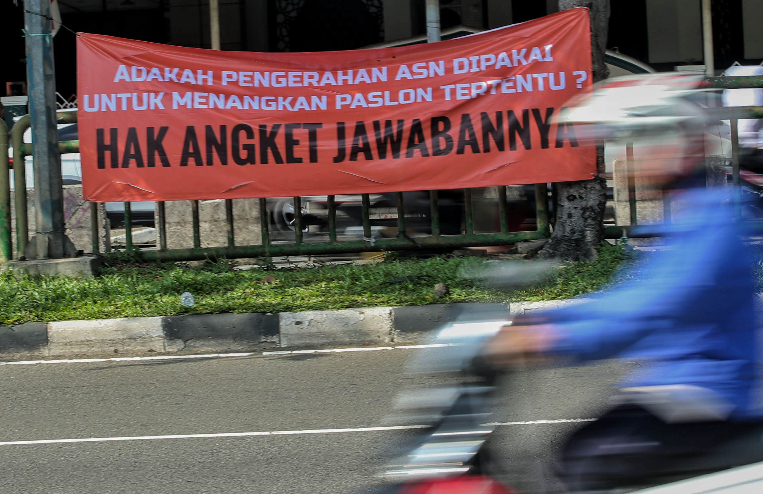 spanduk-dukung-hak-angket-terpasang-di-jalan-jakarta_20240301_175414.jpg