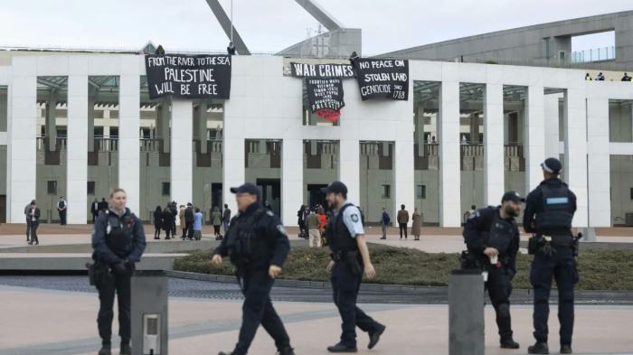 spanduk-dukungan-untuk-palestina-di-atap-gedung-parlemen-australia.jpg