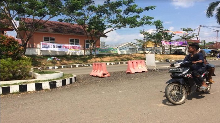 spanduk-ganti-presiden_20180909_215700.jpg