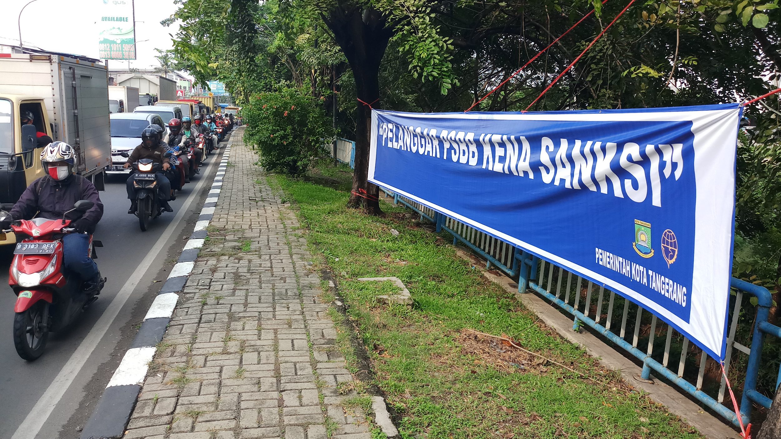 spanduk-pelanggar-psbb_20200514_150617.jpg