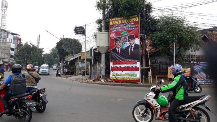 spanduk-prabowo-sandi-di-rawabelongs.jpg