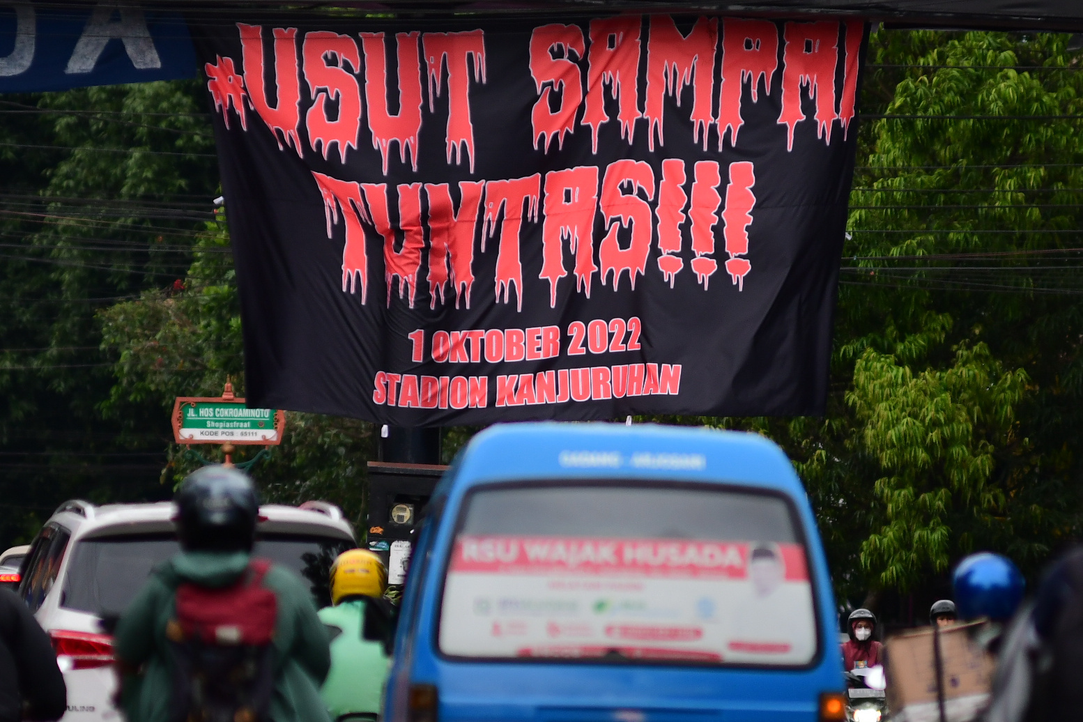 spanduk-usut-tuntas-tragedi-stadion-kanjuruhan-bertearan-di-mala_20221006_192632.jpg
