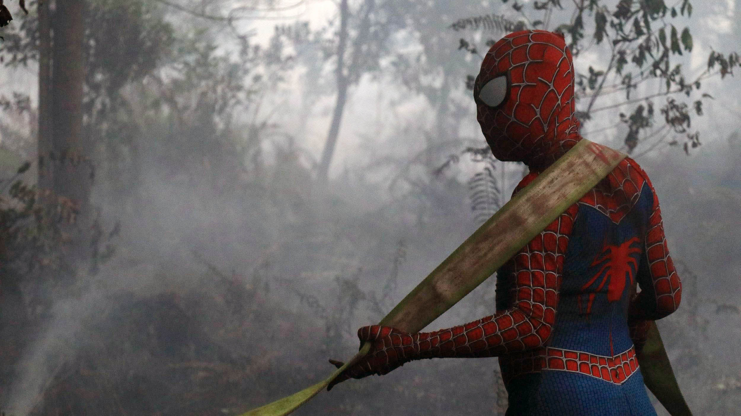 spiderman-bersama-petugas-padamkan-karhutla_20190922_053555.jpg