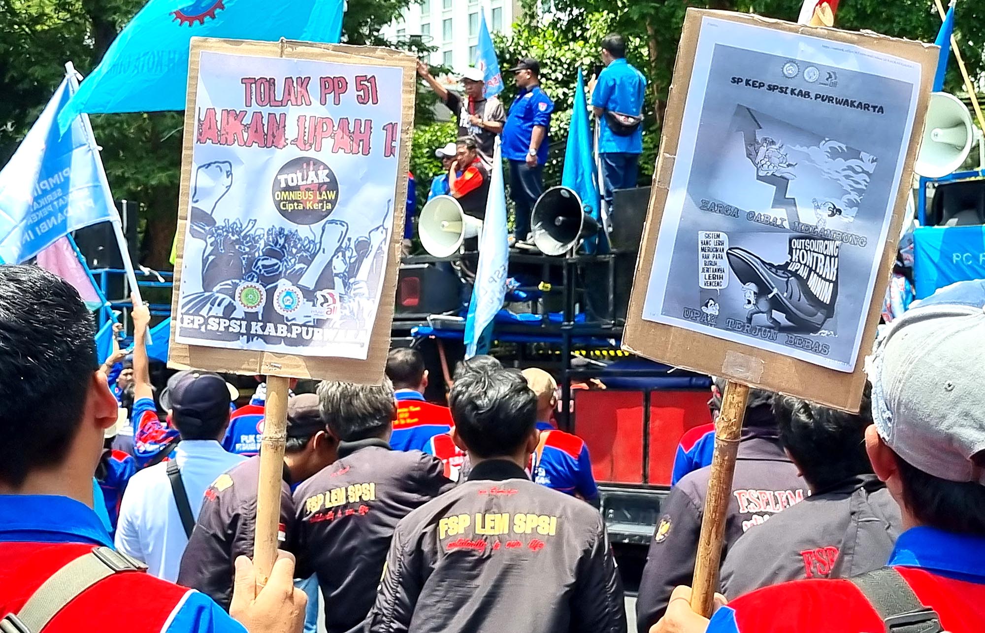 spsi-jabar-tolak-kanaikan-ump-berdasarkan-pp-512023_20231120_202142.jpg